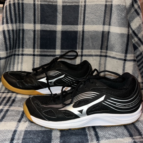 Mizuno Volleyball Shoes - Picture 2 of 3